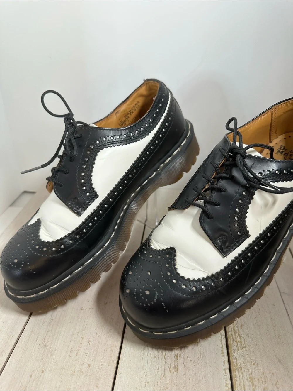 VTG 3989/34 Dr. Martens Brogue wingtip Black and white smooth Leather Oxford